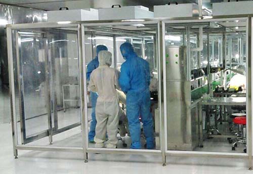 百級潔凈棚工作原理:風(fēng)機從FFU頂部將空氣吸入,經(jīng)初效過濾器,高效過濾器過濾,過濾后的潔凈空氣在整個出風(fēng)面以0.45m/s±20%的風(fēng)速勻速送出到潔凈棚內(nèi)。