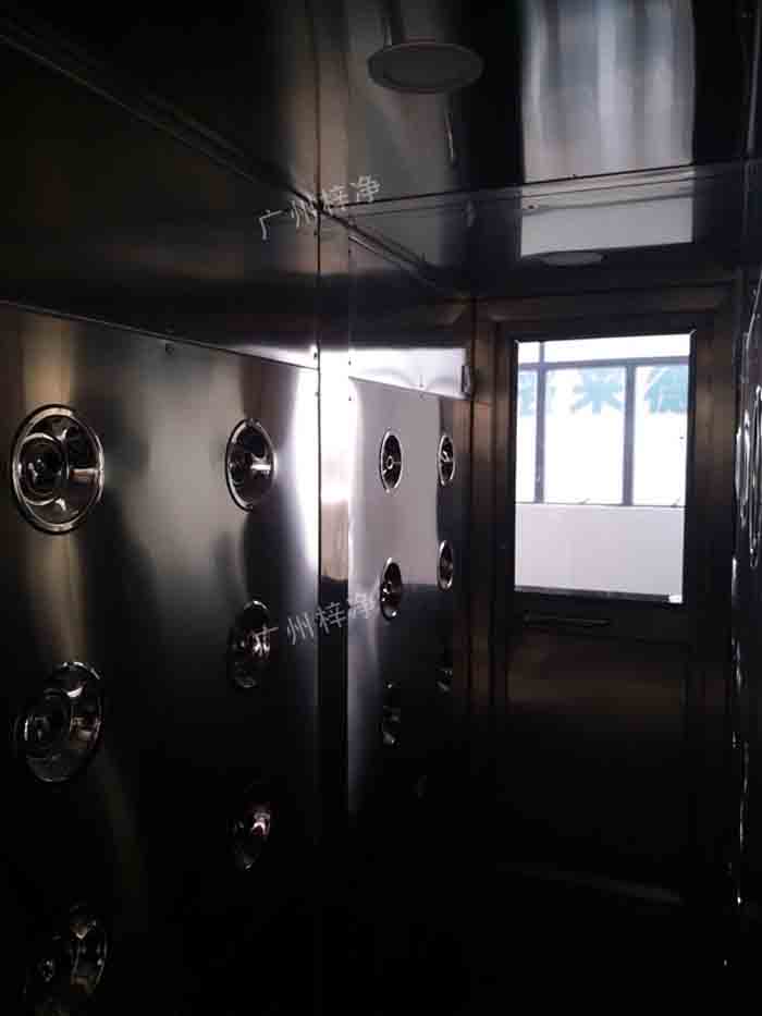 門(mén)禁刷卡風(fēng)淋室內(nèi)結(jié)構(gòu)整個(gè)產(chǎn)品外形板材采用304不銹鋼板材沖壓成型，防銹、堅(jiān)固耐用