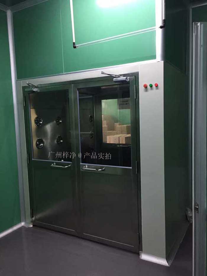 風(fēng)淋室（又名空氣浴塵室、風(fēng)淋房、風(fēng)淋門(mén)、空氣吹淋室、AIR SHOWER，風(fēng)淋設(shè)備，風(fēng)淋機(jī)之類(lèi)）
