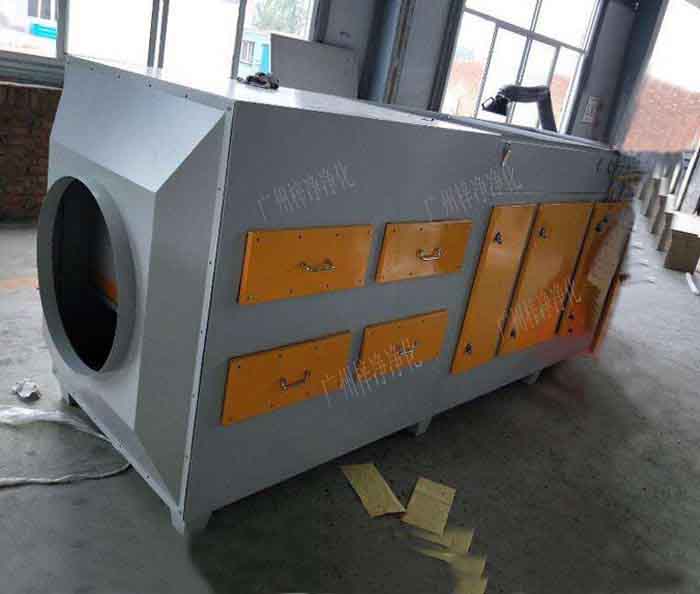 空氣過(guò)濾箱它也可以叫增壓新風(fēng)柜，新風(fēng)過(guò)濾箱