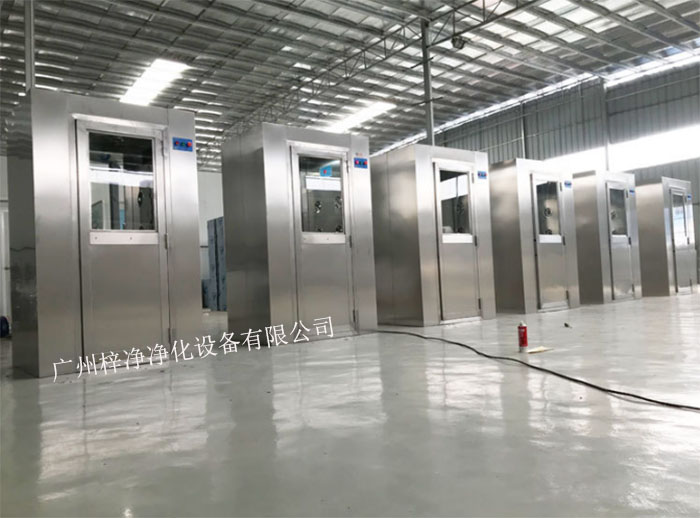 風(fēng)淋室又可起到氣閘的作用，阻止未凈化的空氣進(jìn)入潔凈區(qū)域。