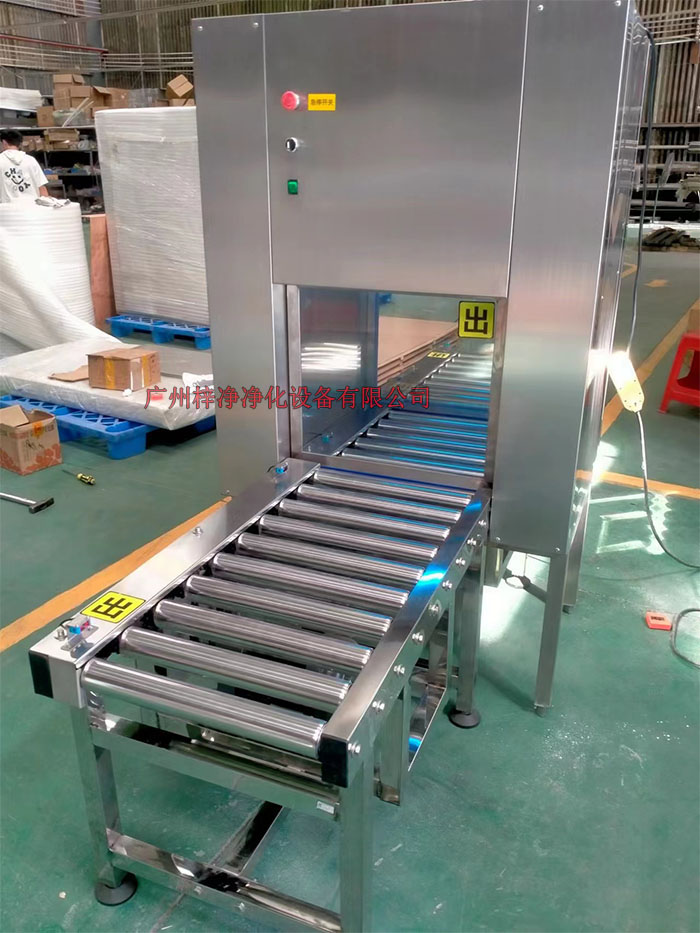 傳動帶輸送線傳遞窗的制作法于其它普通傳遞窗不一樣，傳動帶輸送線傳遞窗下面加了條流水線，上層要傳遞貨物。