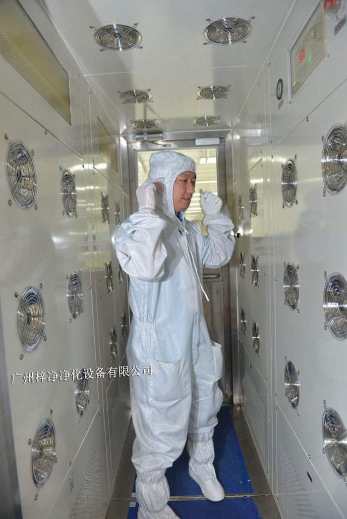 風(fēng)淋室不僅可以為工作人員提供清潔的空氣環(huán)境，還可以對(duì)物料進(jìn)行凈化處理。