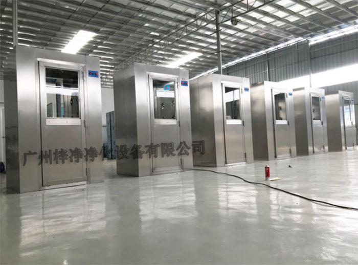 全不銹風(fēng)淋室采用全不銹鋼材質(zhì)制造，具有良好的耐腐蝕性、耐高溫性和耐磨損性。