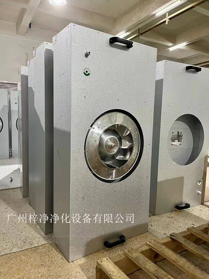 直流FFU適用于半導(dǎo)體、電子、平板顯示器和磁盤驅(qū)動(dòng)器的廠家及光學(xué)、生物工業(yè)及其它對(duì)空氣中污染有嚴(yán)格控制要求的地方。