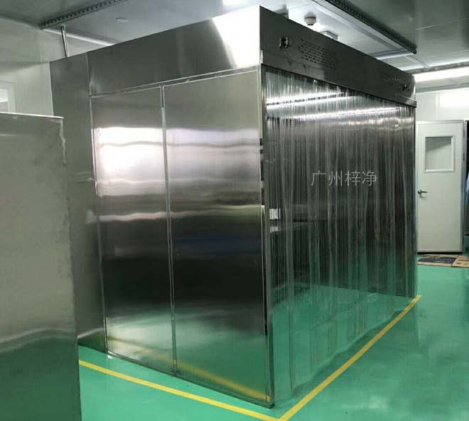 負(fù)壓稱量罩內(nèi)空氣經(jīng)初效過濾器、由離心風(fēng)機(jī)壓入靜壓箱，在經(jīng)高效過濾器后從氣流擴(kuò)散送風(fēng)單元出風(fēng)面吹出，潔凈空氣以均勻的斷面風(fēng)速流經(jīng)工作區(qū)，從而形成高潔凈的工作環(huán)境。