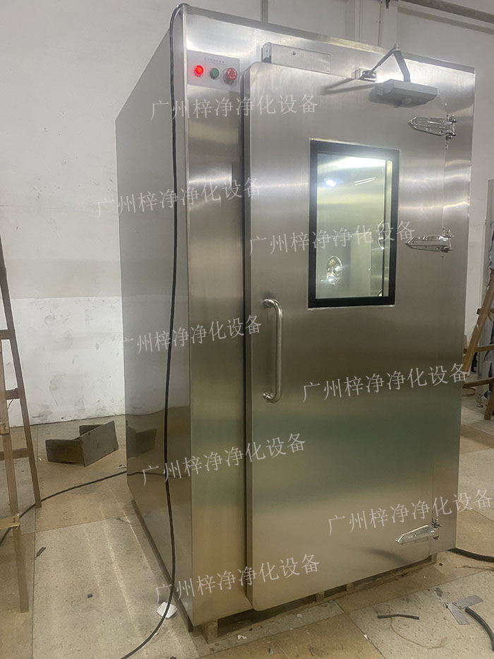 高端滿焊風淋室采用滿焊接工藝，無縫連接，防止塵埃進入，確保潔凈室的空氣質(zhì)量。