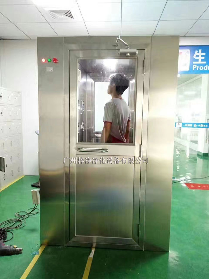 操作前應(yīng)檢查風(fēng)淋室各部件是否完好，包括門(mén)體、噴嘴、風(fēng)機(jī)、照明等。