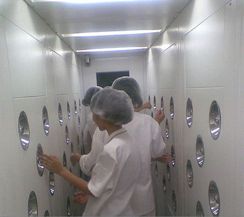 在進入風淋室之前，必須先脫去個人衣物，更換成潔凈服。