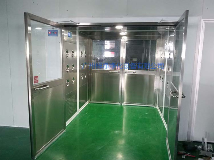 貨淋室用于對進入潔凈區(qū)的物料進行吹淋 貨淋室用于對進入潔凈區(qū)的物料進行吹淋