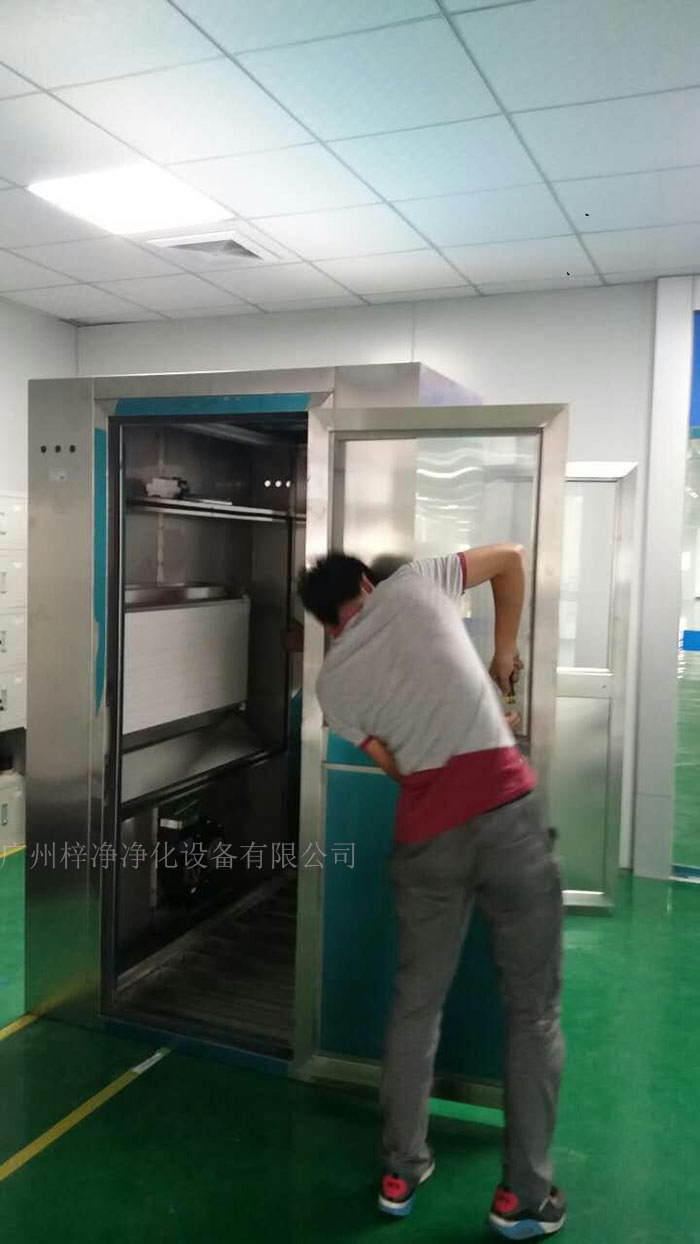 在計劃安裝風(fēng)淋室的位置用粉筆或標記筆進行清晰標記 在計劃安裝風(fēng)淋室的位置用粉筆或標記筆進行清晰標記