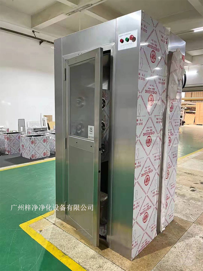 在安裝全不銹鋼風(fēng)淋室通道之前，首先需確定全不銹鋼風(fēng)淋室位置