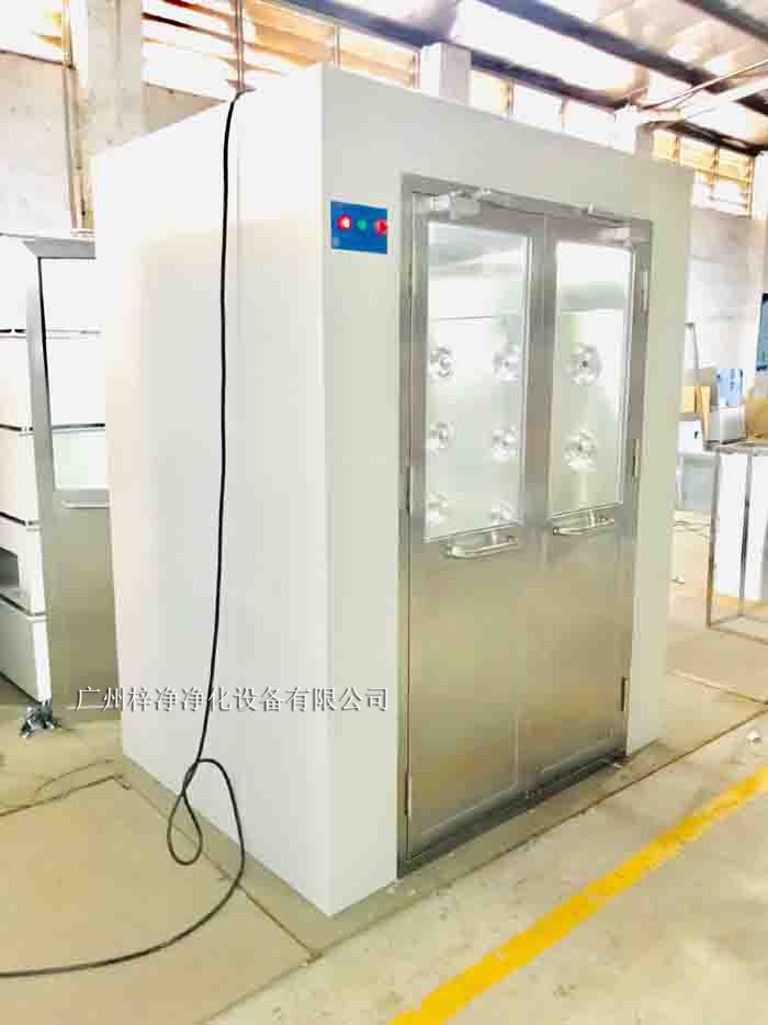 風(fēng)淋室是潔凈室中的重要設(shè)備，風(fēng)淋室主要用于去除進(jìn)入潔凈室的人員或物料表面的塵埃和微生物，保證潔凈室內(nèi)的空氣質(zhì)量和環(huán)境穩(wěn)定性。