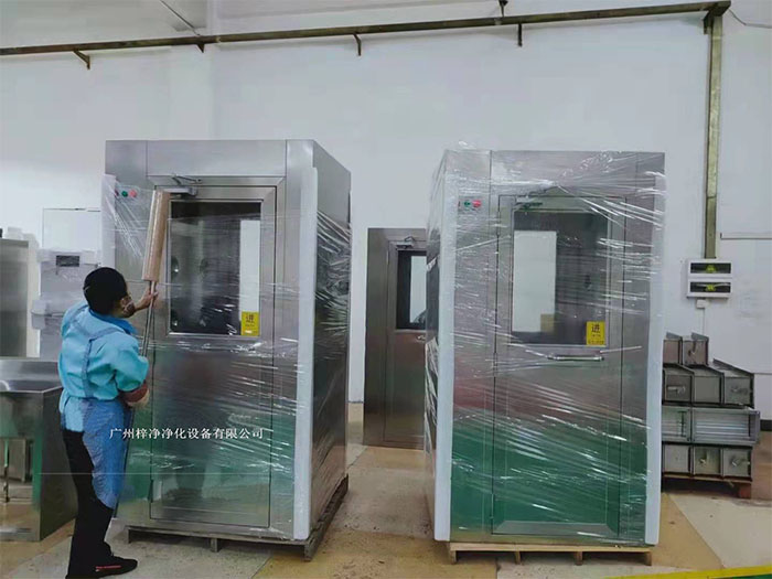 在風淋室外部包裝上，使用纏繞膜可以進一步提高包裝的密封性和抗沖擊性。