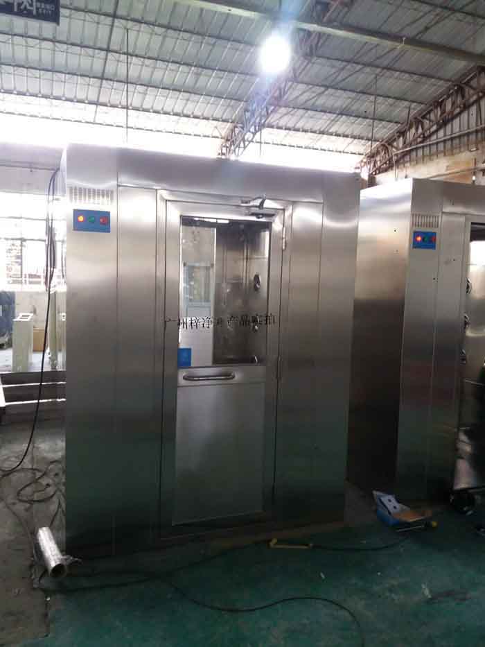 風(fēng)淋室在潔凈室半導(dǎo)體、藥品生產(chǎn)、食品加工等行業(yè)中扮演著至關(guān)重要，