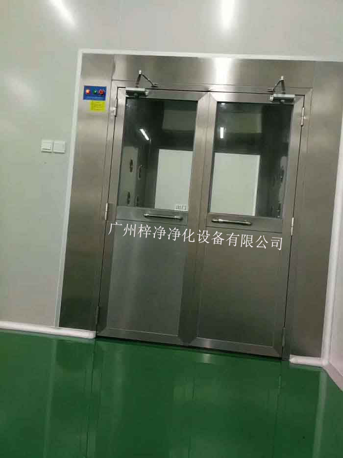 風(fēng)淋室的主要功能是利用高速氣流對人體或物品進(jìn)行吹淋，迅速去除其表面的塵埃和微粒，從而達(dá)到潔凈的目的。