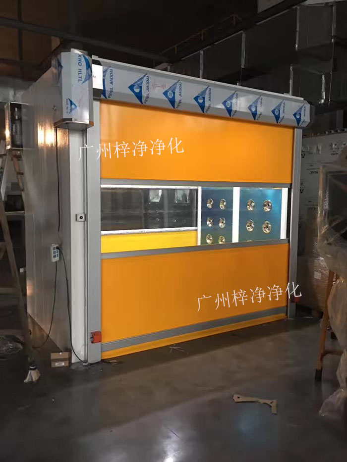 快速卷簾門風(fēng)淋室由一個高速運行的卷簾門和高效空氣過濾器組成