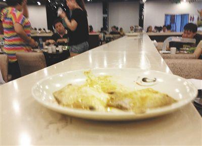 客人剩下的魚，被擺在一旁的石臺上，它們隨后被送往后廚，繞一圈后再次出現(xiàn)在餐臺。
