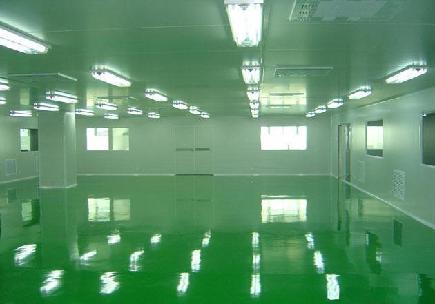 工作人員在進入潔凈區(qū)前先要經(jīng)過風(fēng)淋室吹淋除塵后才能進入潔凈區(qū)工作。
