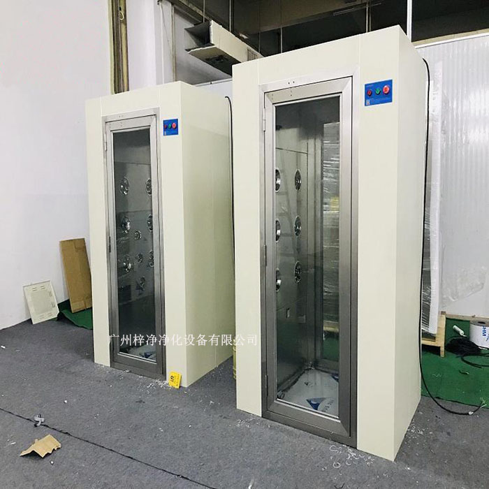 潔凈室、實(shí)驗(yàn)室配套風(fēng)淋室通道底座頂部的兩側(cè)安裝有殼體