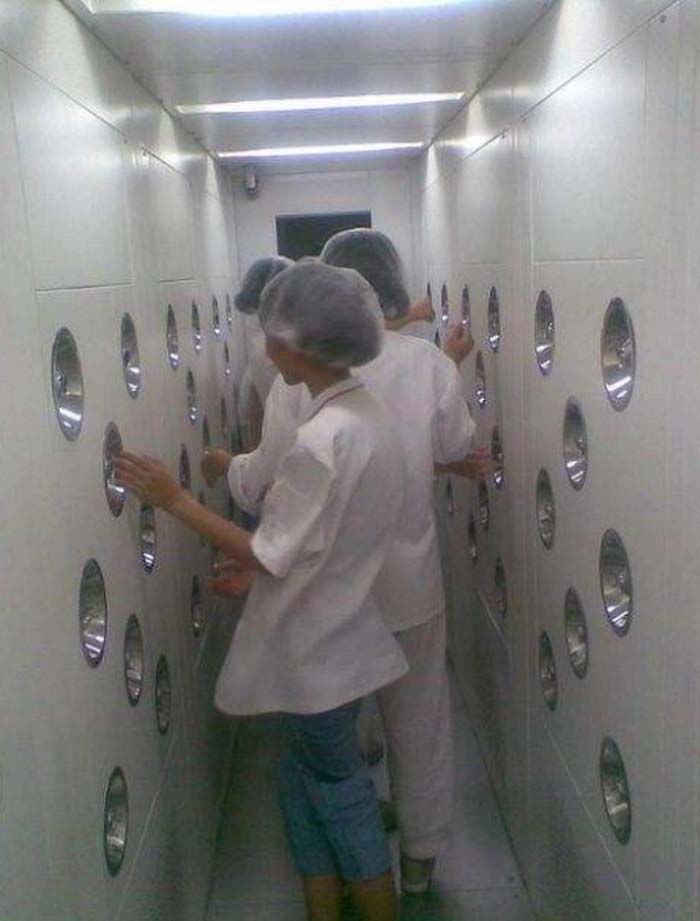 風淋室使用規(guī)定：進入潔凈室前必須穿戴潔凈服